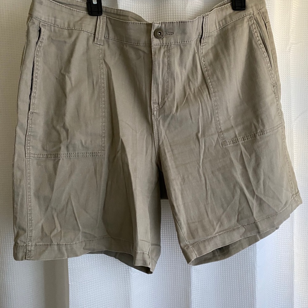 Cute tan shorts. 4 pocket mid short.